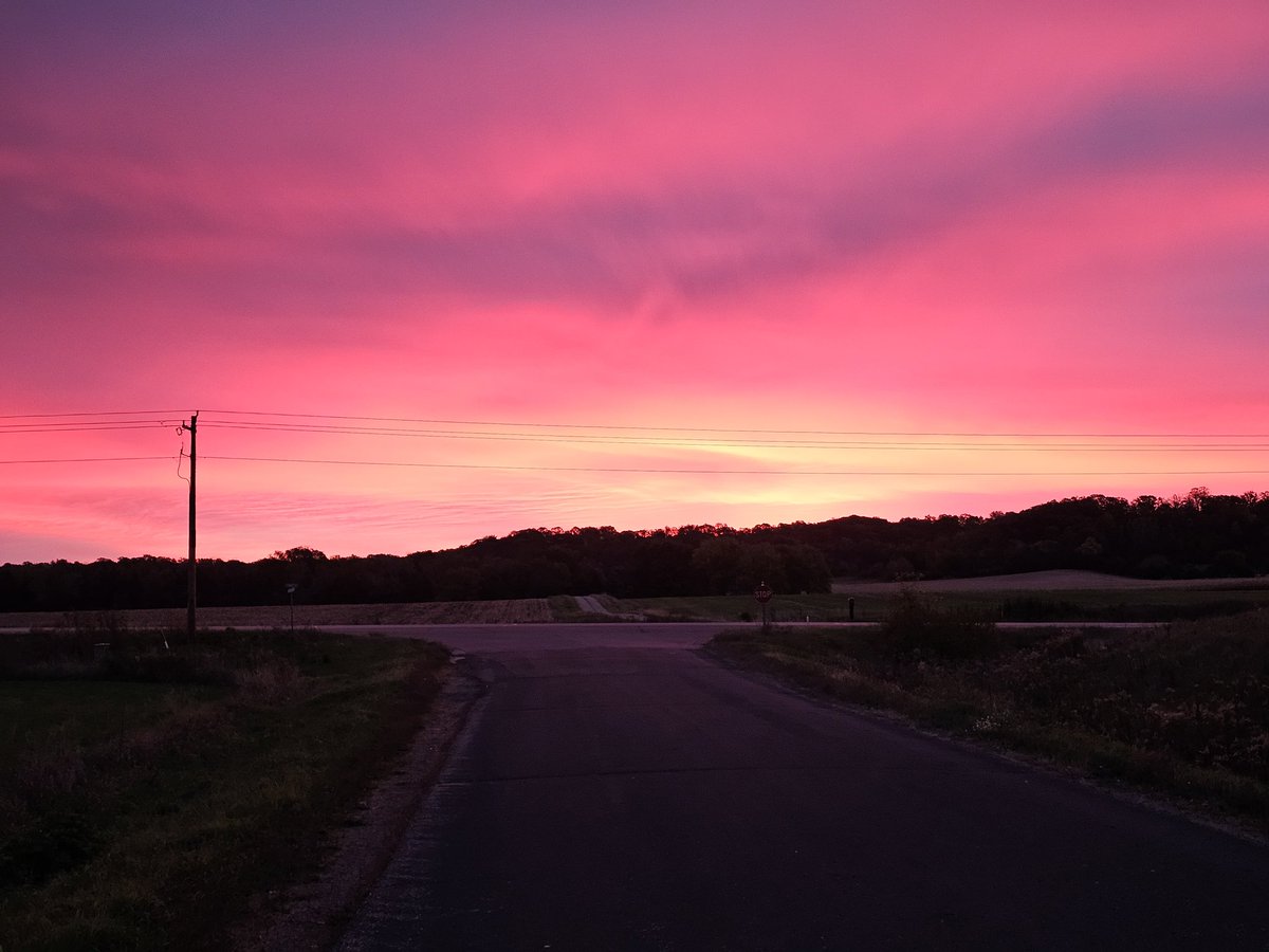 VVThompson1's tweet photo. The sunrise this morning was absolutely gorgeous!
I love this part of my job so much.
...
#sunrise #sunrisephotography #midwestmoment #midwestgem #NaturePhotography #AmaturePhotography #landscapephotography #autumncolors #explore #experience #theworld https://t.co/7GqUV6BIvK