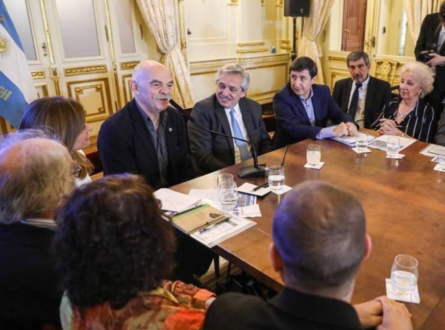 <a href="/martin_caparros/">Martín Caparrós</a> Su jefe lo llamó para una reunión de 45'. El pelado  dejó todo y voló 10 horas...