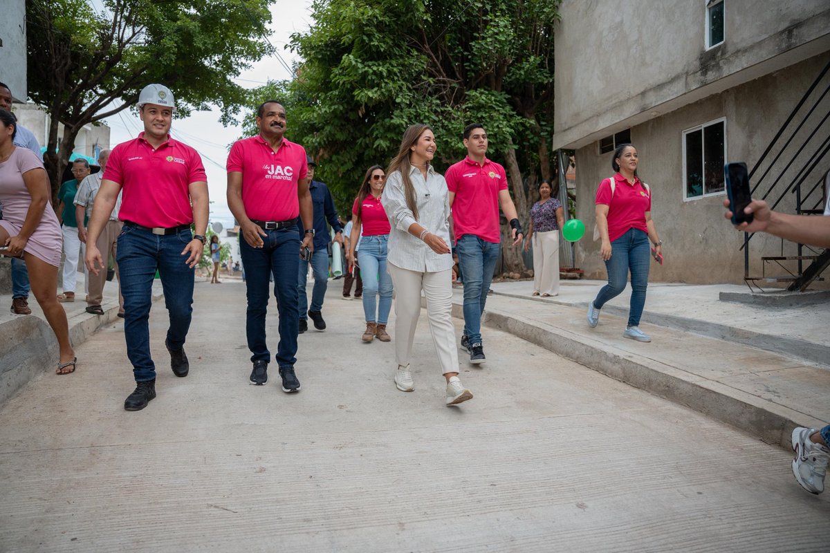 GobdelCesar's tweet photo. ¡Comuna 4️⃣, aquí estamos! 

La gobernadora @elviamilenasd le dio motivos al barrio El Progreso, de Valledupar, para iniciar con felicidad su semana: inauguró 256 metros de una vía digna, segura y con sello de eficiencia, que marca el inicio de una nueva historia. 🤩

🧵 https://t.co/q8OYiKKmZT