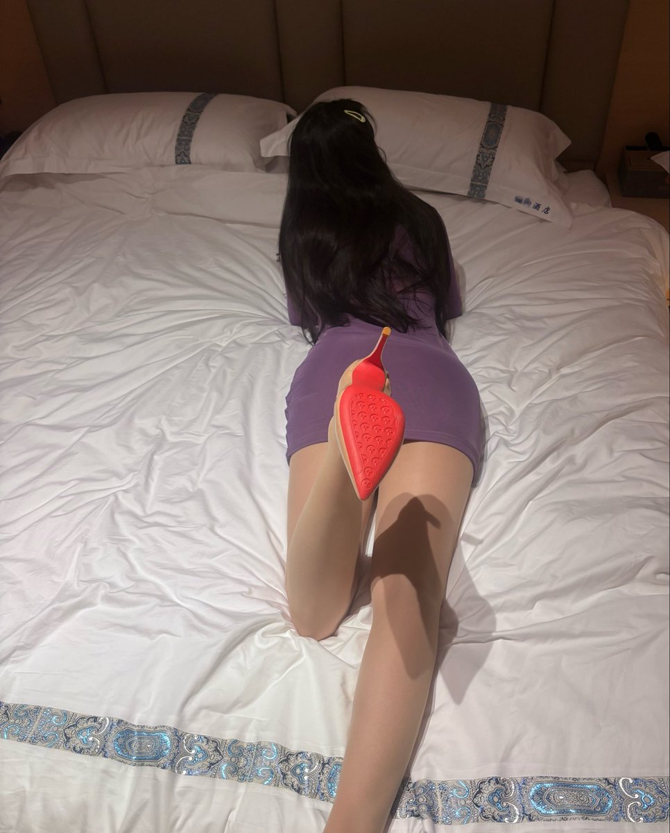 FNM727's tweet photo. 绿主情人当然可以躺床上 而废物绿奴只配跪床边看着 戴着锁连撸的资格都没有 #绿奴 #绿帽 #红杏妻主 #锁奴 #锁狗 #贞操锁 #绿奴调教 #绿帽狗奴 #舔脚 https://t.co/d2A3nJIcHZ