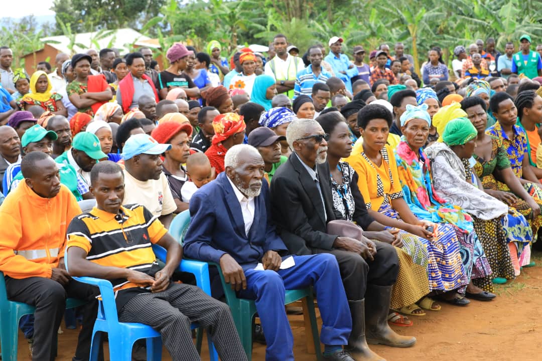 Abaturage bateraniye mu nteko y'abaturage yahujwe no kwakira ibyifuzo byabo bizashingirwaho mu igenamigambi rya 2026/2027,umuyobozi w'Akarere <a href="/rangira/">Bruno Rangira</a> yifatanyije n'abatuye mu kagari ka Muhamba mu murenge wa Gahara abasaba kugira uruhare mu igenamigambi
#KwegeraUmuturage