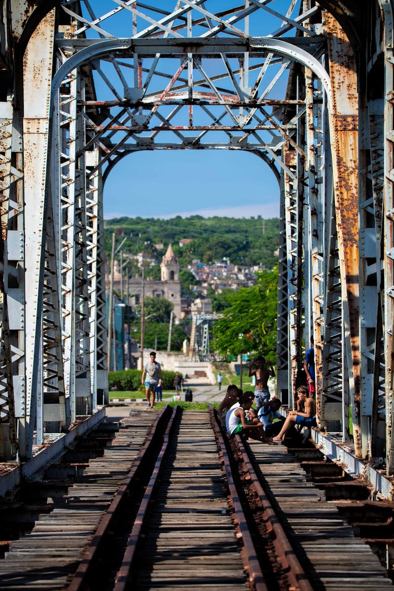 El puente giratorio de Matanzas es uno de los emblemas de la ciudad. El  estado de deterioro de su infraestructura ha llevado a su desuso, sin embargo, hace unas semanas comenzó el proceso de reparación. 
#MatancerosEnVictoria 
#EmpaiMatanzas
Detalles en👉facebook.com/share/p/16thgN…