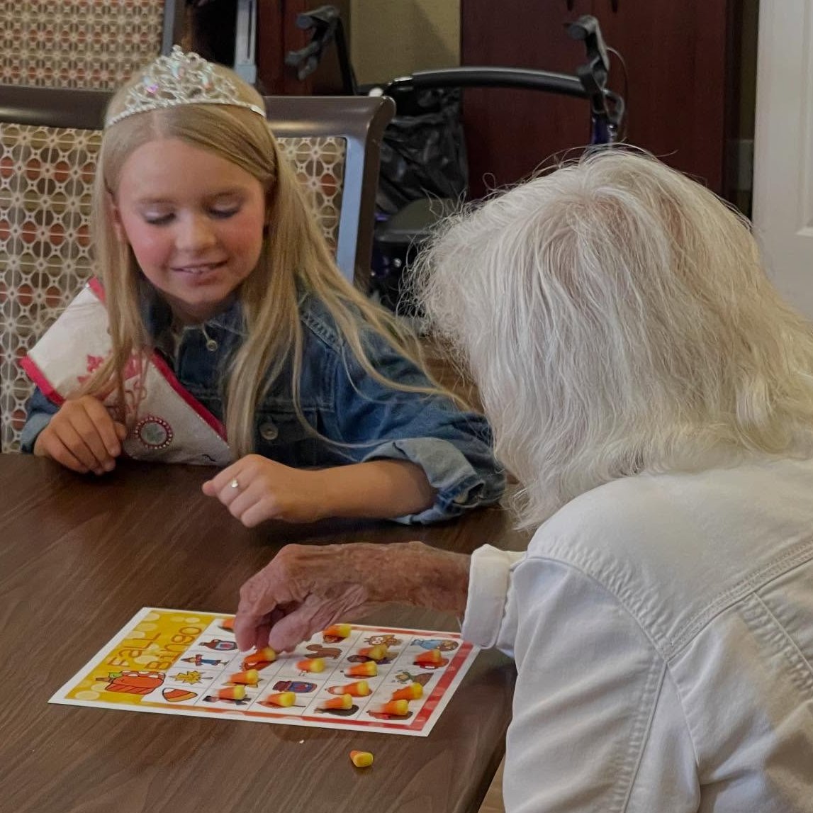 TNValleyFair's tweet photo. Our Fairest of the Fair royalty brought bingo and smiles to the residents of Brookdale Browns Creek Senior Living. They love sharing their hearts with others during this season of gratitude and fall fun!

Want a visit from our us? Email us at fair@tnvalleyfair.org ❤️ https://t.co/DoHRdpC2Hq