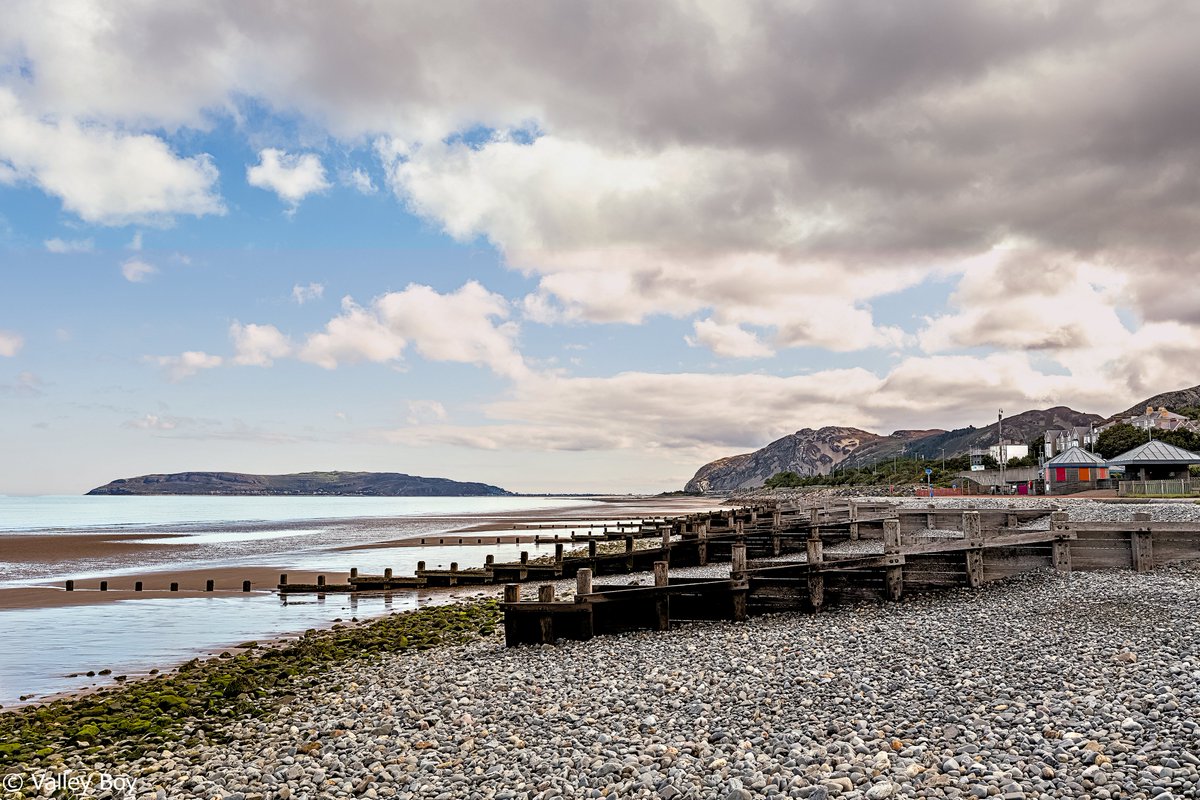 BJRoberts's tweet photo. An October early morning view over the lovely Conwy Bay to Llandudno's Great Orme, from Penmaenmawr beach. @Ruth_ITV @WalesCoastPath @NWalesSocial @northwaleslive @OurWelshLife @northwalescom @AllThingsCymru #Penmaenmawr #Beach #EasterlyView #ConwyBay #LlandudnoGreatOrme #Wales https://t.co/sWHmSo6wso