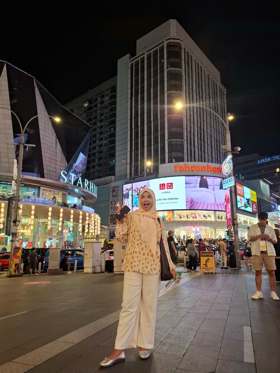 nibzbabs's tweet image. My first experience walking around KL (him as a guide HAHAHAHA) member dh master KL ni