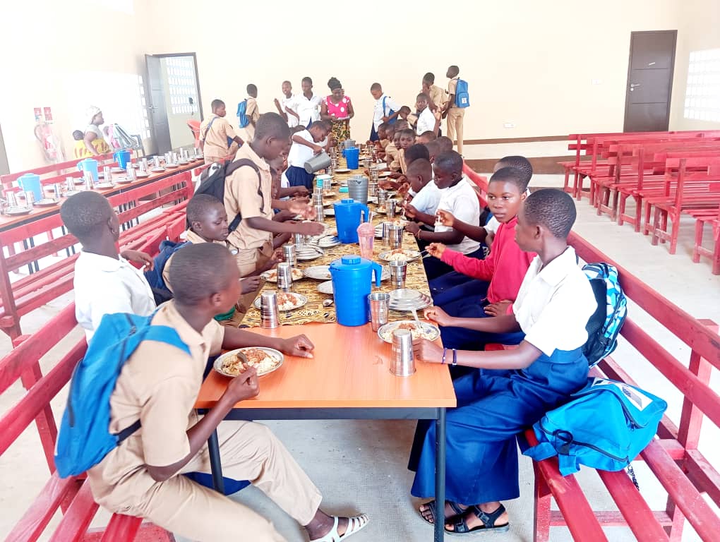 MIANSEH's tweet image. #Civedu Collège de Proximité de Mané construit par le @mcacotedivoire avec le financement de MCC, ce n'est pas seulement l'infrastructure. On s'est assuré que l'enfant a accés à une alimentation saine. 
#WeDidIt