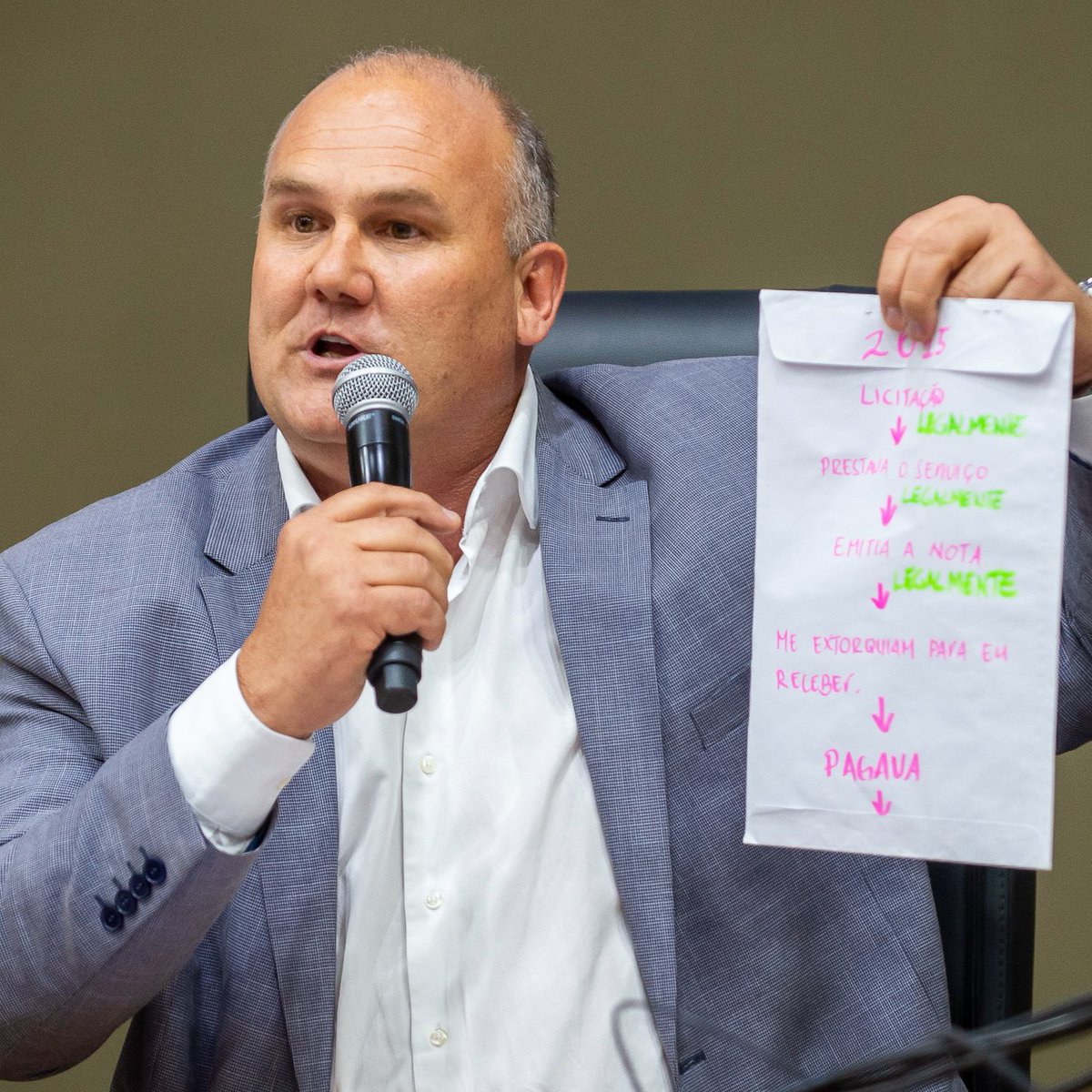 matheuspggomes's tweet photo. O governo Melo financiou Gilvani Gringo enquanto ele pagava de voluntário nas enchentes, durante a campanha eleitoral e após ele virar vereador.

É um escândalo: foram R$ 330 mil em pagamentos do DMAE à empresa do Gringo, contrariando as leis que impedem esse tipo de repasse de dinheiro público.

Esse é o jeito do Melo cuidar de Porto Alegre? Até onde vai a corrupção na prefeitura?

O vereador tem que ser cassado, mas quem assinou a ordem também tem que pagar!