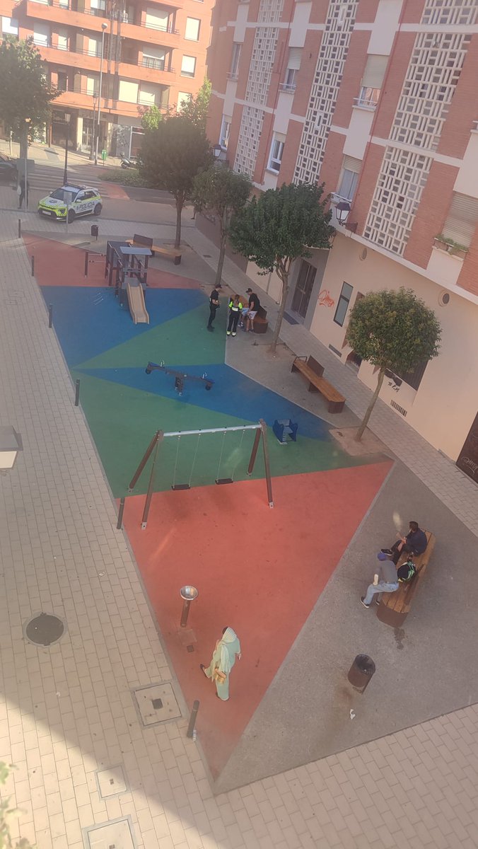 Un parque infantil, y sus alrededores, que deberían llenarse de niños y mayores está lleno de botellas, peleas y suciedad...

Cientos de denuncias, policía, ambulancias todos los días. 

El Casco Antiguo merece ser un lugar vivo y familiar, no un foco de conflictos y abandono. 👇