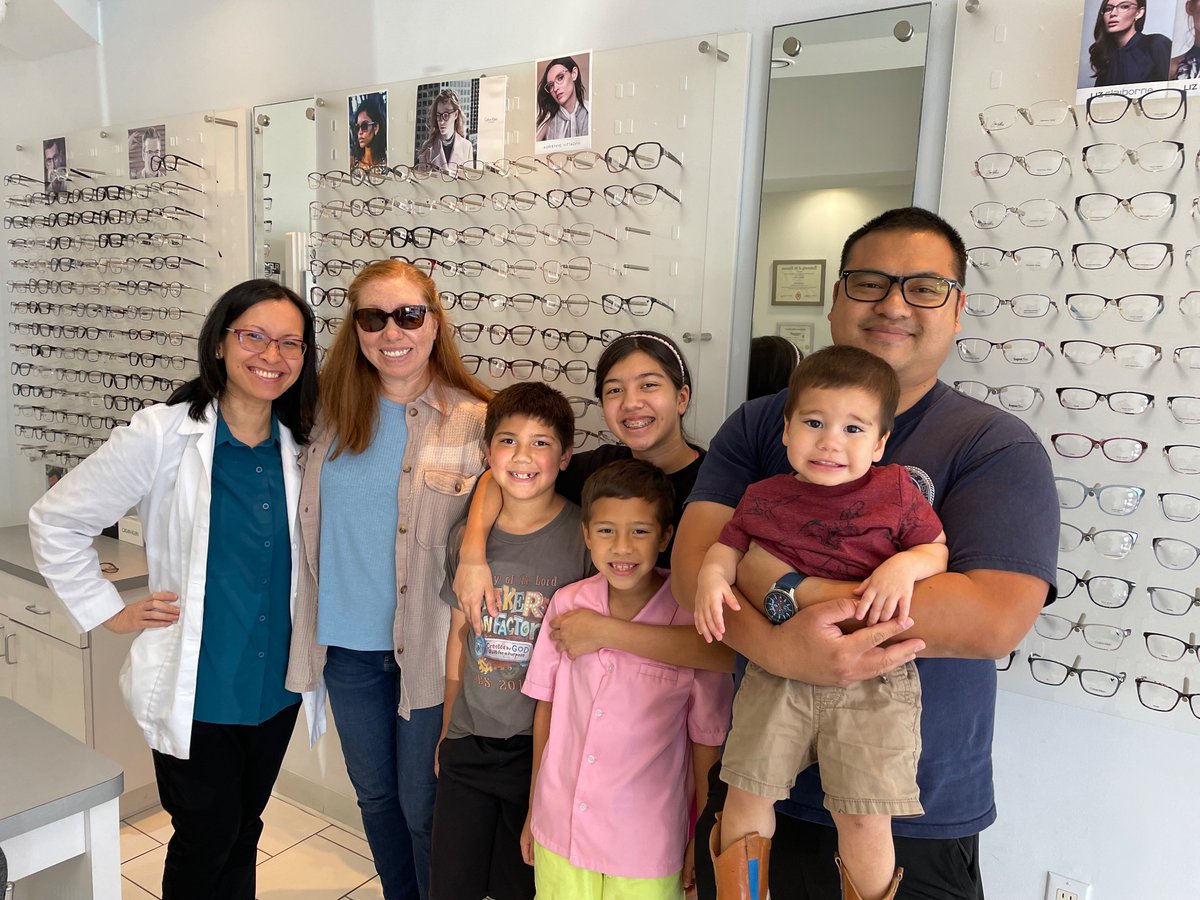 FwdVision's tweet photo. It’s a wonderful feeling being able to catch up with friends and examine eyes at the same time. ^_^

#Friendswood #optometrist #eyedoctor https://t.co/JSviEghUfj