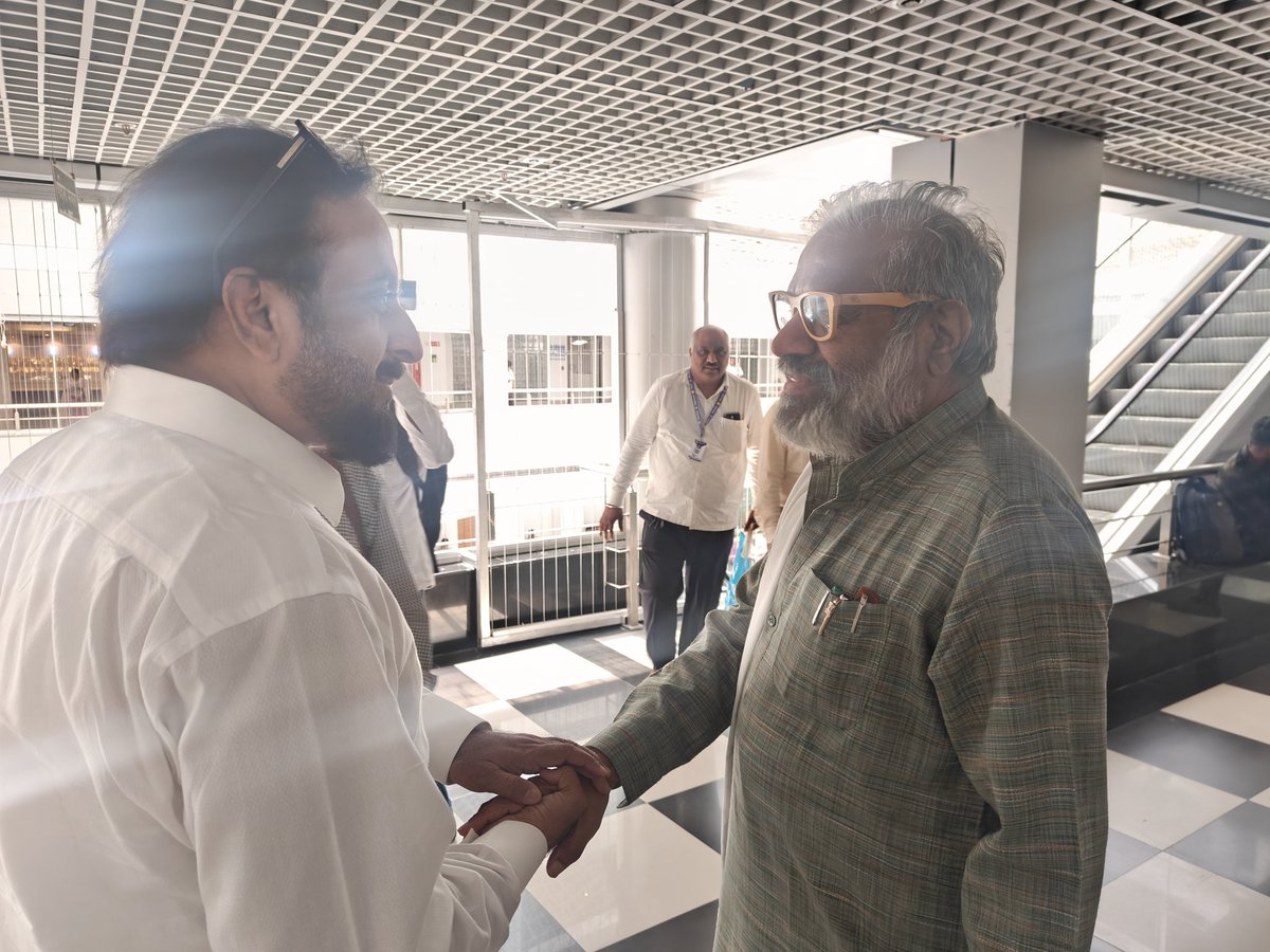 BambooPasha's tweet photo. माजी खासदार इम्तियाज जलील @imtiaz_jaleel यांची मंत्रालयात झालेली धावती भेट... https://t.co/LX7gbGhF1O