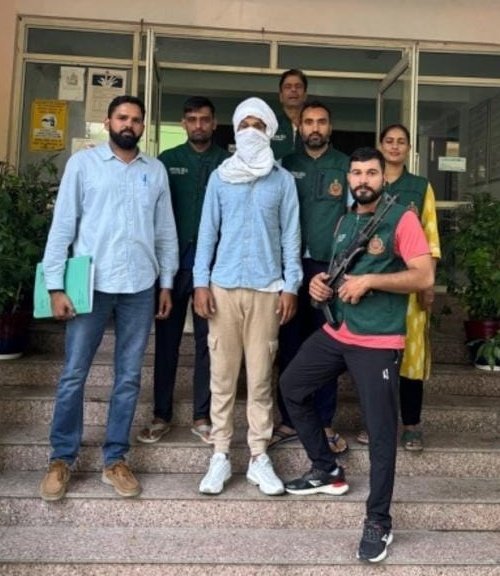 दिल्ली पुलिस स्पेशल सेल एसीपी संजय दत्त की टीम ने गैंगस्टर सलमान-त्यागी और सद्दाम गौरी गिरोह का मोस्ट वांटेड तलविंदर सिंह उर्फ ​​ज़ारा को अमृतसर से गिरफ्तार किया, आरोपी मकोका मामले घोषित अपराधी था 2019 से गिरफ्तारी से बच रहा था <a href="/DelhiPolice/">Delhi Police</a> <a href="/CellDelhi/">Special Cell, Delhi Police</a>