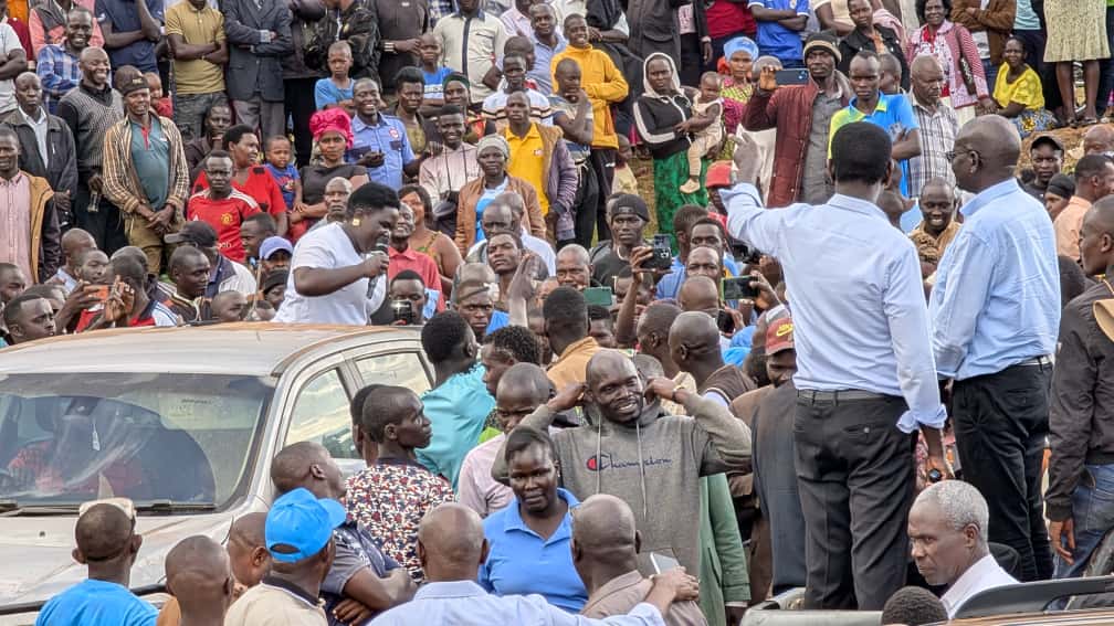 cbsfm_ug's tweet image. Munna @FDCOfficial1 Hon Nathan Nandala Mafabi akubye olukungaana gaggadde mu Boma Grounds e Kapchorwa abaayo n'abasaba akalulu.
Abasuubizza okubatereereza embeera y'ebyenfuna byabwe.
#UgandaDecides2026