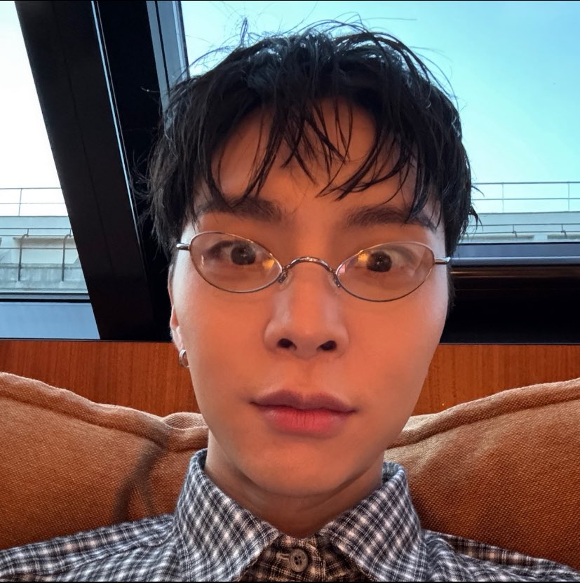 jsuhsource's tweet photo. 251014 - johnny changed his profile picture on  🫧💌 https://t.co/hCfc6kRsP9