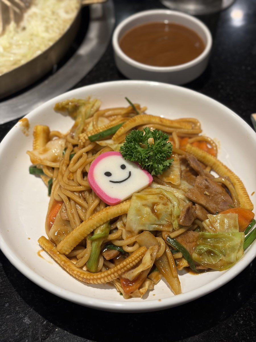 BrightMinho's tweet image. วิธีถ่ายรูปอาหารใน iPhone ให้สวยขึ้น 

1. ถ่ายด้วย Portrait Mode ภาพจะมีมิติขึ้น คล้ายใช้กล้องใหญ่ถ่าย

2. ปรับชัดลึก จาก f4.5 ไปสัก f8.0 ภาพจะดูเบลอน้อย เนียน เหมือนกล้องใหญ่มากขึ้น

รูปที่ 2 f4.5 นางจะเบลอเยอะ แปลก ๆ 
รูปที่ 3 f8.0 เบลอกำลังดี ไล่ระยะไป

— ถ่ายด้วย iPhone Air