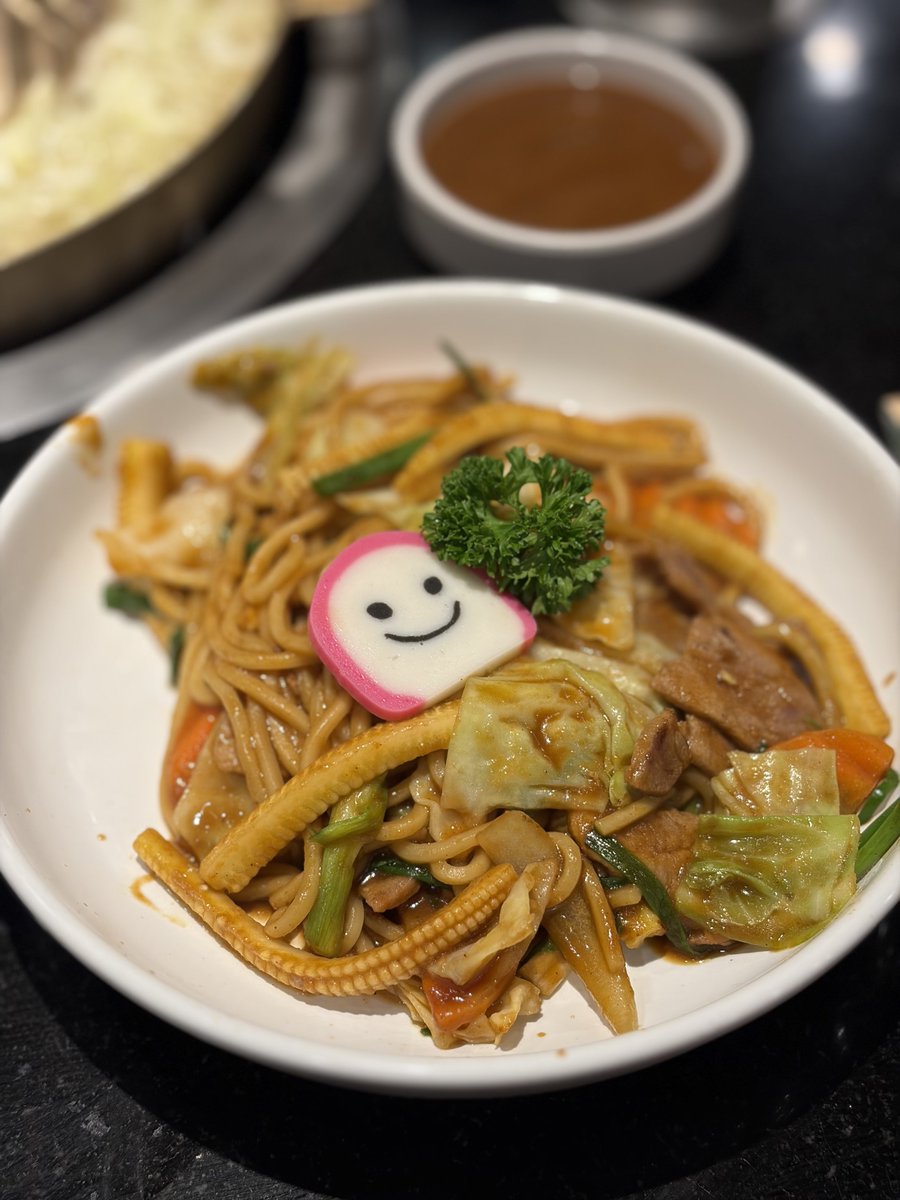 BrightMinho's tweet image. วิธีถ่ายรูปอาหารใน iPhone ให้สวยขึ้น 

1. ถ่ายด้วย Portrait Mode ภาพจะมีมิติขึ้น คล้ายใช้กล้องใหญ่ถ่าย

2. ปรับชัดลึก จาก f4.5 ไปสัก f8.0 ภาพจะดูเบลอน้อย เนียน เหมือนกล้องใหญ่มากขึ้น

รูปที่ 2 f4.5 นางจะเบลอเยอะ แปลก ๆ 
รูปที่ 3 f8.0 เบลอกำลังดี ไล่ระยะไป

— ถ่ายด้วย iPhone Air