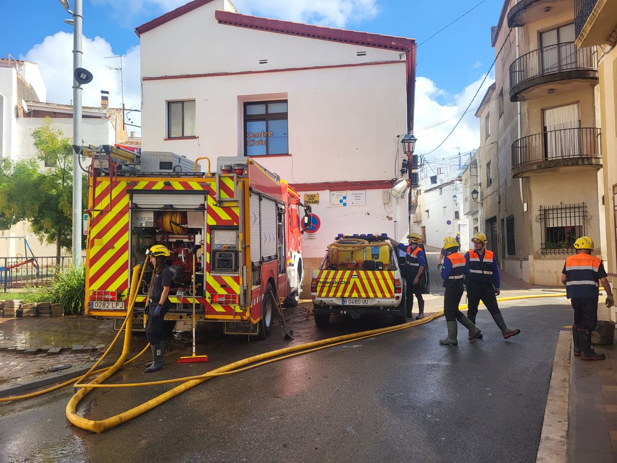 salvadorilla's tweet photo. Hem activat tots els recursos perquè la normalitat torni als municipis, al més aviat possible, després de les pluges torrencials. Els servidors públics estan treballant incansablement per fer-ho possible. Vam dir que estaríem al costat de les Terres de l’Ebre i ho estem fent.

#RespostaTerresDelEbre
