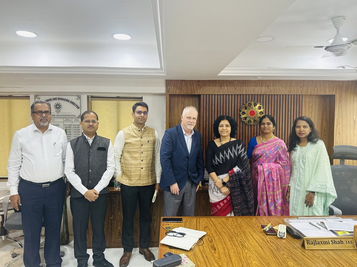 MaviMaharashtra's tweet photo. Mr. James Marc de Sousa Shields, Country Director and Head of Multi-Country Office, International Fund for Agricultural Development (IFAD), along with Mr. Piyush Kanal, Country Programme Analyst, visited the MAVIM Headquarters today.(1/3) @IFADAsia https://t.co/WmMjAUrSTD