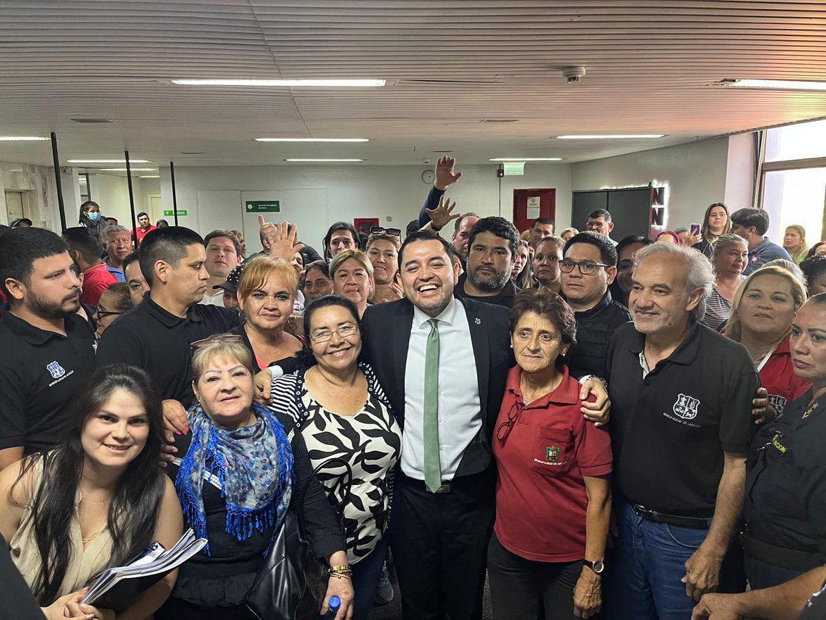 CuartoPoder_Py's tweet image. 🔴TRAS RECLAMO, BELLO LOGRA ACUERDO CON SINDICATOS Y PIDE QUE PLANILLEROS SEAN SEÑALADOS
◾Es poco común que un intendente salga a hablar con manifestantes.
Menos aún, que de ese diálogo surjan aplausos, abrazos y una foto grupal. En Asunción @luisbello_asu lo hizo. Frente al…