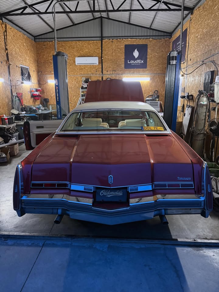 RetroRides_70s's tweet image. The Toronado 5.7 V8: loud enough to make your neighbors question your life choices, smooth enough to make you forget all of them. Who’s guilty of revving a little too much? 😅 #V8Problems