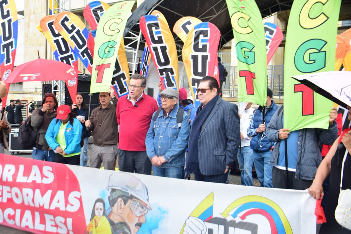 fecode's tweet image. Estamos con la @cutcolombia @CGTCol y el movimiento sindical nacional en el plantón de apoyo a las reformas sociales, especialmente, a la pensional, con un llamado a que no se dilate más esta aprobación y se reconozca a los y las trabajadoras este justo derecho.