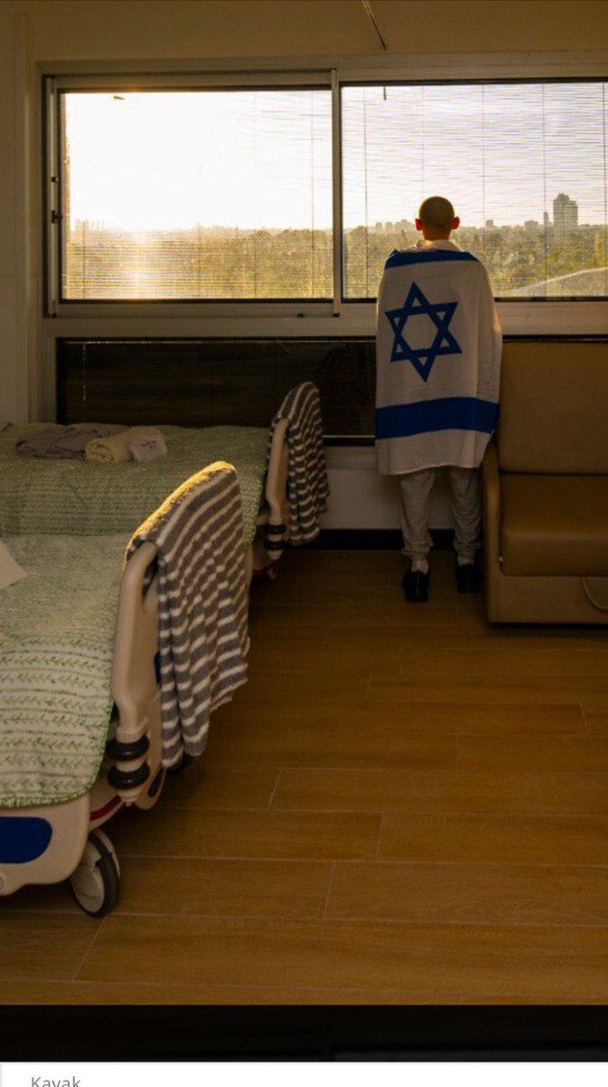 🇮🇱 El exrehén Rom Braslavski mira el atardecer en Israel por primera vez en dos años desde el Hospital Tel Hashomer.

ℹ️ Israel Sector News