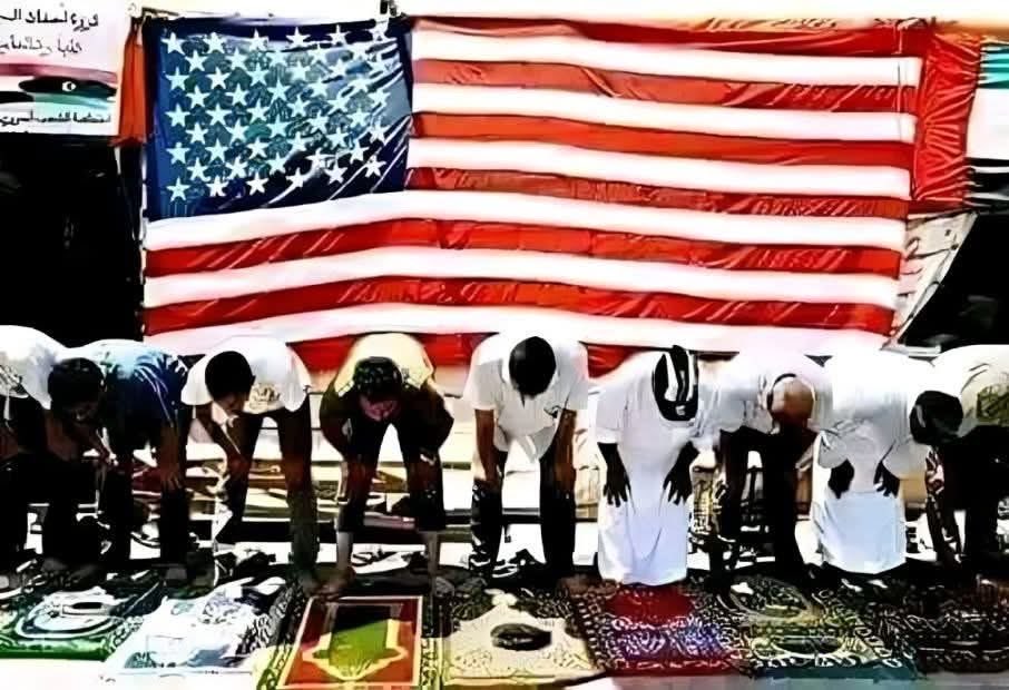 رداً على "الثوار" و "الربيعيين" الليبيين الذين كتبوا يمدحونني مؤخراً ظانّين أننا أصبحنا فجأةً في خندقٍ واحد، لتشابهٍ ظاهريٍّ في موقفنا من غزة:

كل ما نبت في رحم فبراير الليبية هو نجس: الديموكراتية، والحكوك المدنية، والسلفية المدخلية، والإخوانية، وشقة الإفتاء بالإيجار، والليبرالية