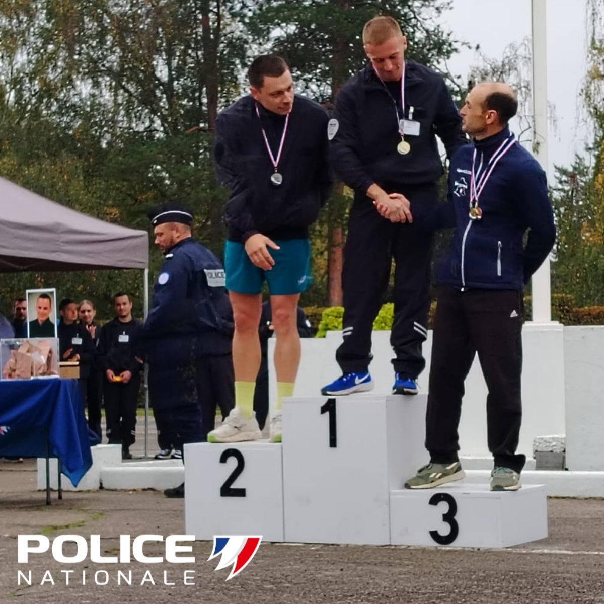 🏃‍♂️#Événement|Vendredi dernier, l'École Nationale de Police de #Oissel a accueilli près de 950 participants pour le «Cross des sans chevron».👏Félicitations à William, notre agent technique, qui termine 3ᵉ au classement général et 1er chez les coureurs externes !💪
#Police #Sport