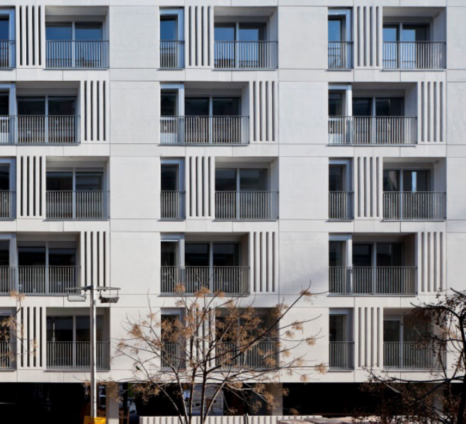 👷‍♀️👷‍♂️ La productividad laboral también aumenta cuando se utiliza la #construcción industrializada de viviendas en altura 🌆. Un equipo que trabaja en una planta está menos afectado por el clima adverso ⛈️.

📌 Descubre más aquí. vivialt.com/wp-content/upl…