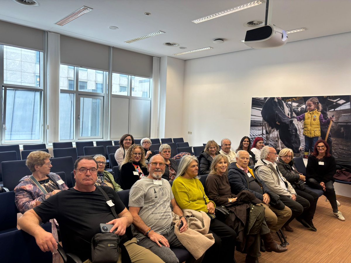 Compañeiros e compañeiras da Coruña achegáronse esta semana a Bruselas para visitar o Parlamento Europeo 🇪🇺 e coñecer o traballo de <a href="/Socialistas_PE/">Socialistas Europarl</a> e <a href="/nicogoncas/">Nicolás González  Casares</a> 🌹