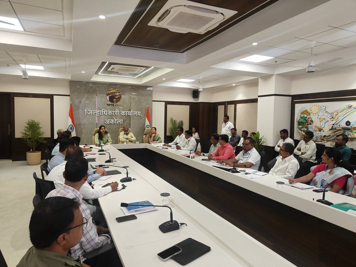 BambooPasha's tweet photo. जिल्हाधिकारी कार्यालय अकोला या ठिकाणी बांबू आढावा बैठक पार पडली. यावेळी उपस्थित सर्व यंत्रणांचे अधिकारी आणि शेतकरी प्रतिनिधी उपस्थित होते. https://t.co/xrMWeNdWVC