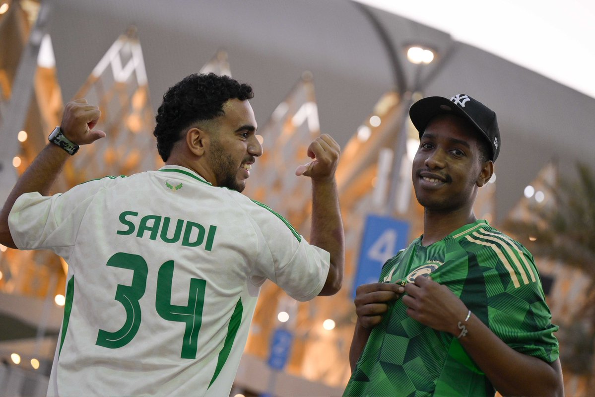 جماهير الأخضر في محيط ملعب الإنماء 💚💚💚