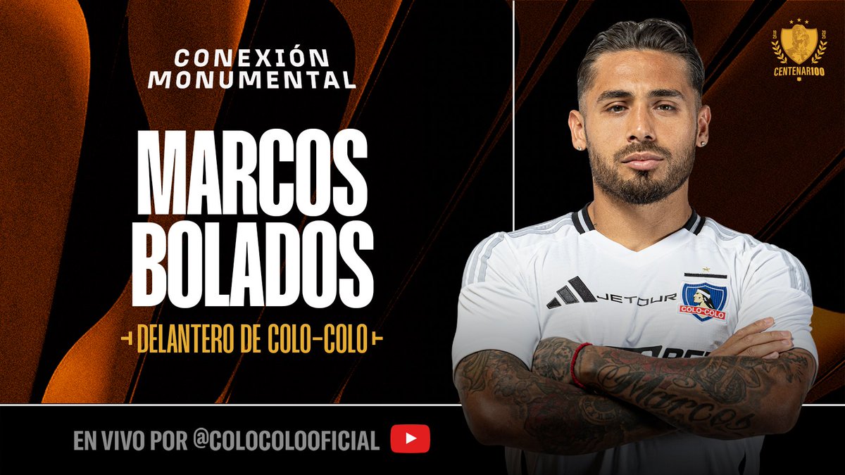 Imagen promocional con fondo negro y dorado mostrando a Marcos Bolados de frente en uniforme blanco con detalles azules del equipo Colo-Colo brazos cruzados tatuajes visibles brazalete rojo expresión seria texto superpuesto Conexión Monumental Marcos Bolados Delantero de Colo-Colo Vivo por ColoColoOficial logo del equipo escudo dorado.