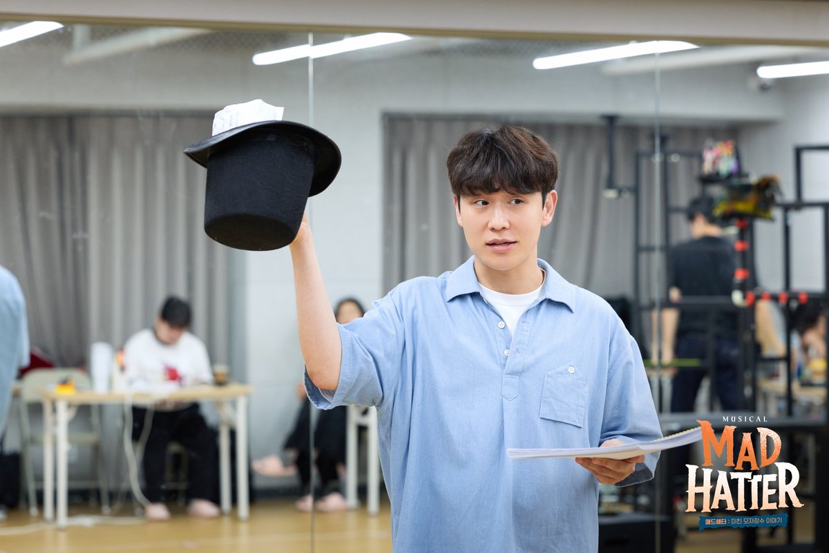 #뮤지컬 #매드해터

🎩 연습실 현장 스케치 #2

개막을 앞둔 뮤지컬 <매드해터>의
막바지 연습 현장 공개!

조슬린 | #박영수 #조성윤 #송유택

-
2025.10.22-2026.1.18
링크아트센터드림 드림2관