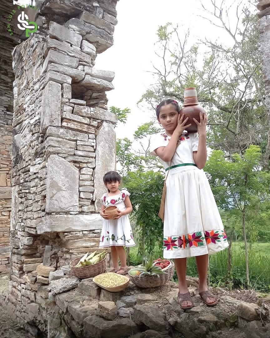 viveslpmx's tweet photo. Coxcatlán, joya de la Huasteca Potosina, cautiva con sus ruinas del Jopoy, la iglesia plateresca de San Juan Bautista y leyendas como la campana de oro que suena al caer la tarde.

#SLP #Guadalajara #Guanajuato #CDMX #Zacatecas #MTY #queretaro  📸 SLP Turismo https://t.co/qgUEX0egN8