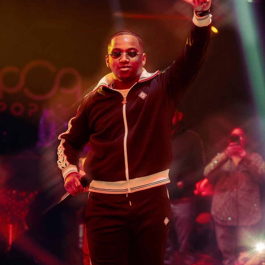 midiminuit__'s tweet image. 🚨 BOUSS vient de SOLD-OUT son concert à l'ACCOR ARENA ! 

20.000 places vendus 👏

Premier rappeur à réaliser le 1er concert de sa carrière directement à l'Accor Arena ! 🤯​

📅 30 mai 2026