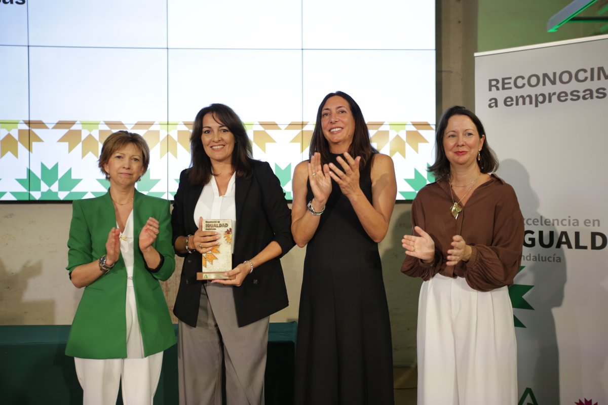 IAMJunta's tweet photo. ¡Enhorabuena a las primeras galardonadas en la categoría Grandes Empresas! 🏆 Reconocemos la excelencia en la gestión de la igualdad de: Asociación Inserta Empleo (@portalento_), @Atende_, Azvi y @Clece_. ¡Seguimos sumando compromiso!
#MAEI #GrandesEmpresas #IgualdadLaboral https://t.co/R9VMNHIKHS