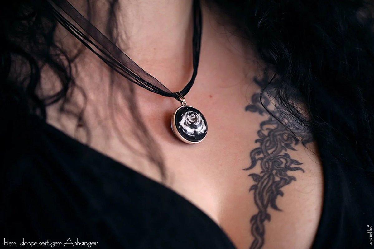 Meiner Meinung nach immer noch das schönste Produkt-Tragefoto, das ich je von meiner Arbeit gemacht habe. (nein, leider nicht an mir selber... ☺)
Die "Schwarze Rose" Serie (handgemalter #wandklexschmuck) ist wandklex.art/product/handge… auf zu finden.