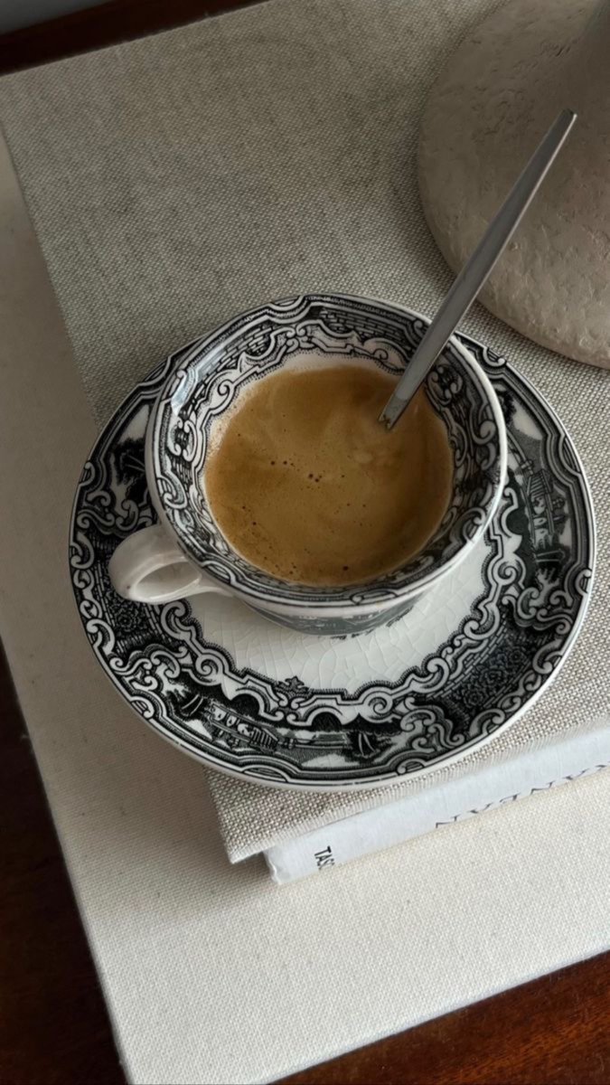 مساء هادئ ...
و فنجان قهوة يقول لي لا بأس ...
لقلبك فكل شيء سيكون بخير ...

🌸…