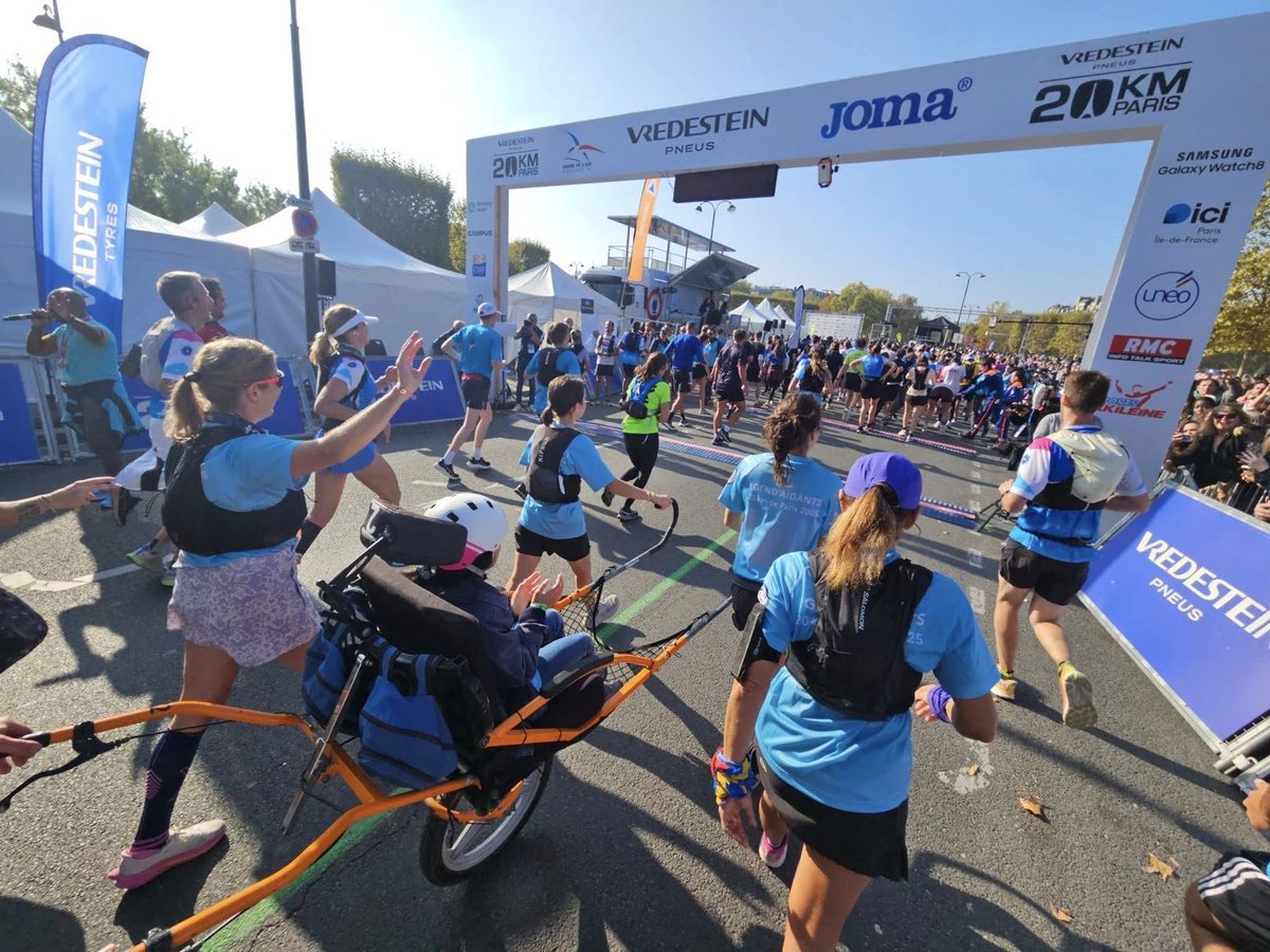 #Solidarité 💙 L’esprit d’équipe franchit la ligne d’arrivée aux 20 km de Paris ! 🏃‍♂️
Pour la 5ᵉ année consécutive, 53 gendarmes ont couru aux côtés d’enfants en situation de handicap et des Phénix de la Gendarmerie, partageant un moment fort de solidarité et d’entraide. 💪