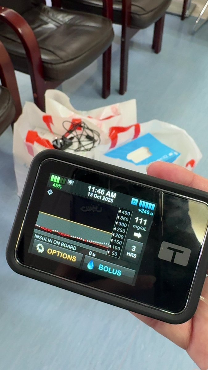 اجل مريضتي اليوم سبيشل 😎🤣ركبت المضخة على سكر ١١١ ! اخذت صورة للتوثيق 🤚🏻
