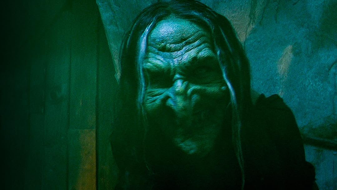 V/H/S: Halloween twists a night of costumes and chaos into a found-footage descent - where laughter turns to screams and the walls between worlds start to rot. Static flickers, cameras shake and the evil hiding in plain sight finally hits record 📼🎃