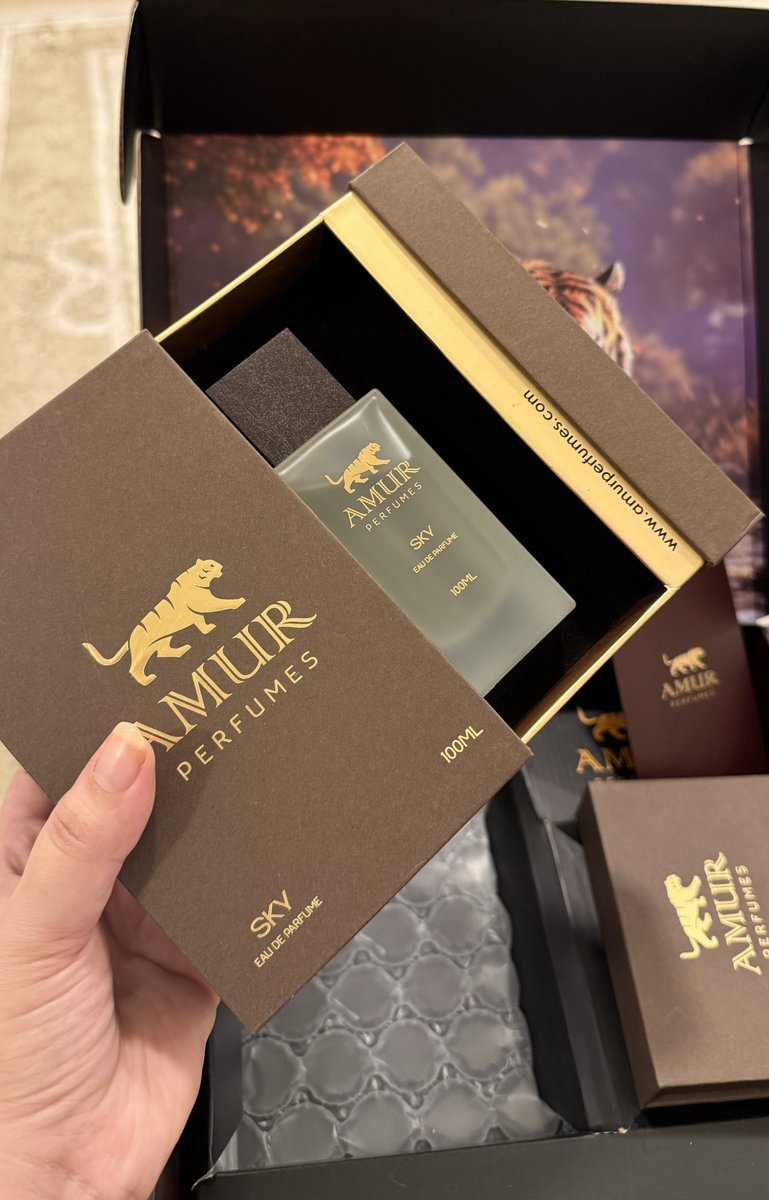 Dr__H__'s tweet image. ياهلا وغلا♥️
بتكلم لكم عن عطور أمور اللي وصلتني أمس🐾✨
وصلتني عطور من متجر @Amurperfume
اللي هو أحلى متجر سعودي للعطور الفاخرة، يعني كل شي فيه يجنن ويوحش💖
أمور مو بس متجر، هذا جنة للبنات اللي يحبوا يعيشوا مغامرة بريحة عطرية، عطورهم مستوحاة من الطبيعة الجامحة وقوة الأنثى…