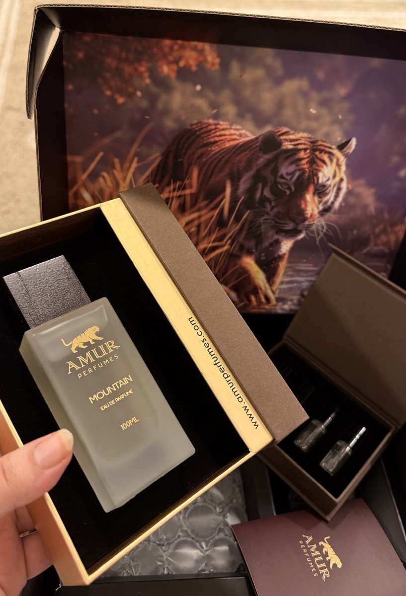 Dr__H__'s tweet image. ياهلا وغلا♥️
بتكلم لكم عن عطور أمور اللي وصلتني أمس🐾✨
وصلتني عطور من متجر @Amurperfume
اللي هو أحلى متجر سعودي للعطور الفاخرة، يعني كل شي فيه يجنن ويوحش💖
أمور مو بس متجر، هذا جنة للبنات اللي يحبوا يعيشوا مغامرة بريحة عطرية، عطورهم مستوحاة من الطبيعة الجامحة وقوة الأنثى…