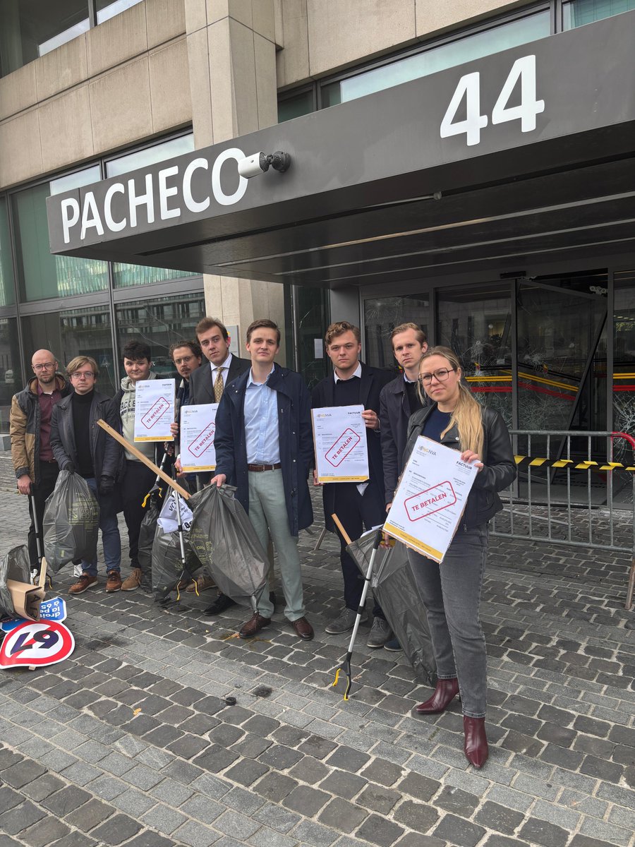 De vakbonden veroorzaken met de betoging vandaag niet alleen 400 miljoen aan economische schade. Ze gebruikten Brussel ook als publieke stortplaats. Wij geven wel om de omgeving. Daarom gingen we alvast helpen met de opkuis. 

We bezorgen de factuur nog! <a href="/ABVV_AC/">Algemene Centrale - ABVV</a> <a href="/acvpuls/">ACV Puls</a> <a href="/ACLVB/">ACLVB</a>