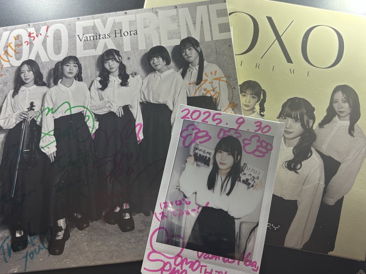 9/24リリースのキスエクの新譜「Vanitas Hora」「High-Posi-Cry」のオンラインサイン会のサイン入りCDとせなちゃんのチェキ届いたよー
届くまでもなくもう持ってるので何十回と聴いておりますが！！もっともっと聴くよー