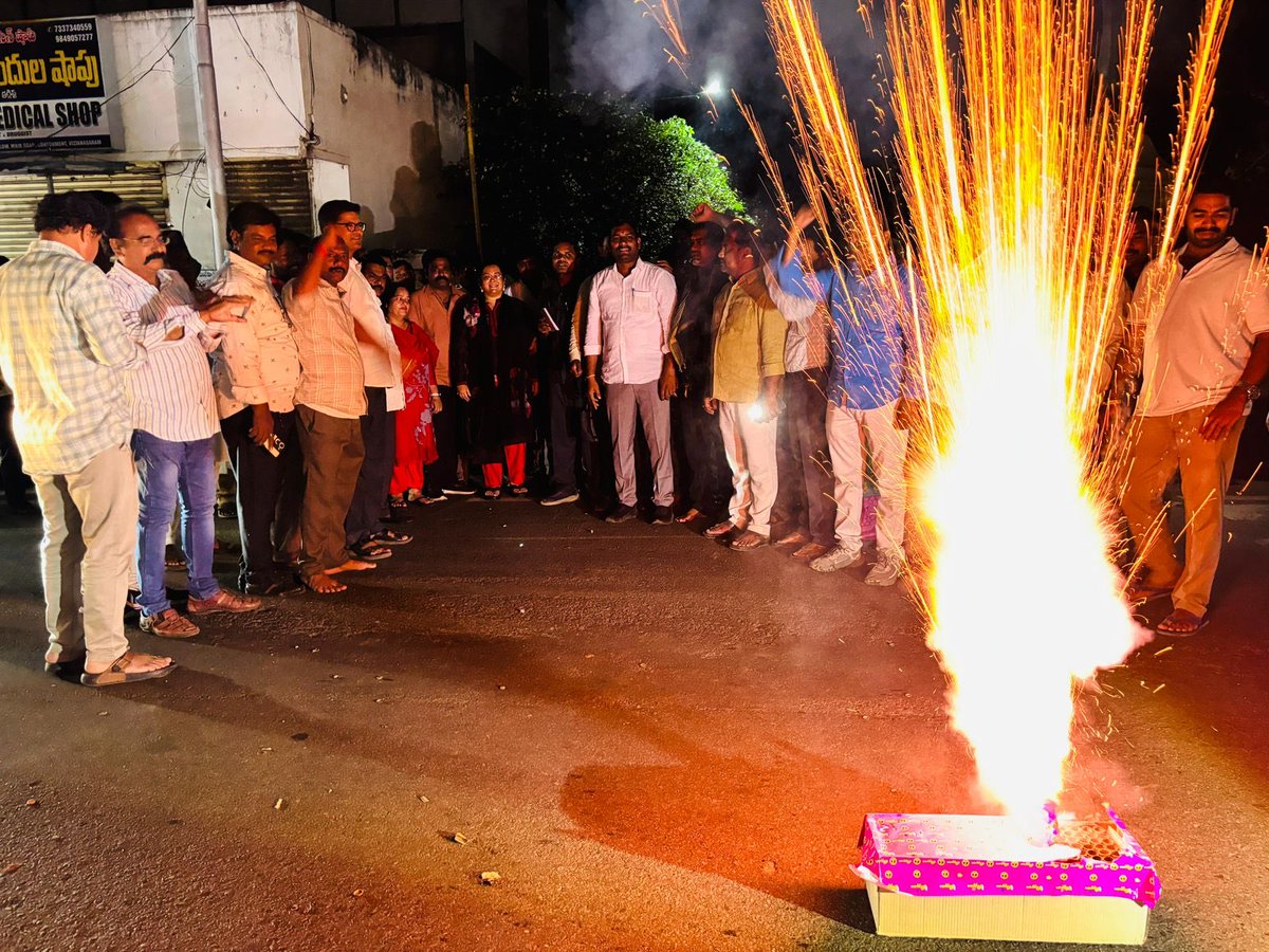 iTDP_Official's tweet image. రాష్ట్రానికి ముందే వచ్చిన దీపావళి🔥
15 Billion డాలర్ల పెట్టుబడి నీ హర్షిస్తు ఉత్తరాంధ్ర వ్యాప్తంగా ప్రతి పల్లెలో పండుగ వాతావరణం.
పిల్లల భవిష్యత్తు బాగుంటుందని..
రాన్నున్న రోజుల్లో ఉద్యోగాల కోసం పొరుగు రాష్ట్రాలు వెళ్లాల్సిన అవసరం లేదని ఆనందోత్సహాల్లో ప్రజలు.
#GoogleComesToAP