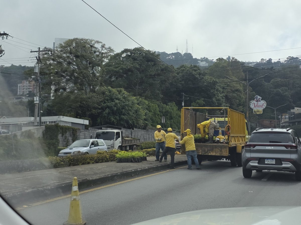 Javier69190301's tweet photo. Cuando no los pendejos de las Municipalidades generando más tráfico en horas pico por decir que hacen algo. https://t.co/2UO0x7KLwQ