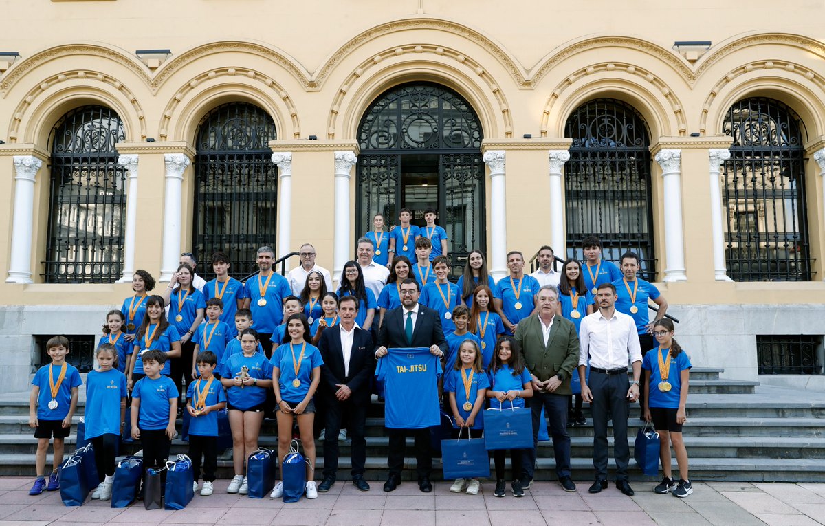 GobAsturias's tweet photo. 🏅 El presidente del Principado, @AdrianBarbon, ha recibido esta tarde a la selección asturiana de Nihon Tai Jitsu, reconociendo su esfuerzo y éxitos deportivos. 💪🥋 #DeporteAsturiano #TaiJitsu https://t.co/ONvjLOlzm8