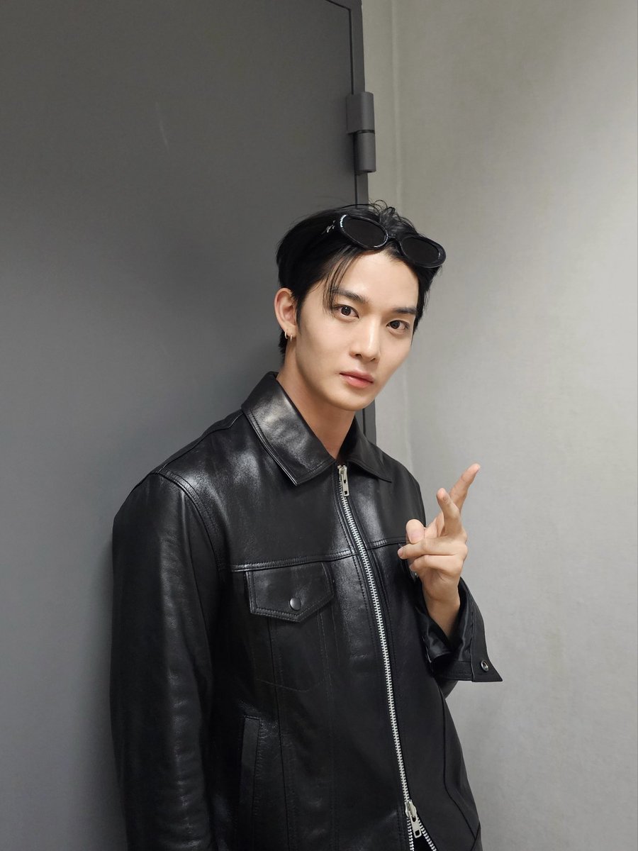 [🖤] 25.10.15 #친한친구이현입니다

새벽에 하룰라라🪽 가는 법
: 지녕 새벽 라디오 듣기🫶

배진영 솔로앨범 기다리길 잘했다🧸

#배진영 #BAEJINYOUNG
#STILL_YOUNG #Round_Round