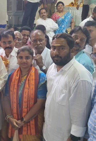 RayapatiAruna's tweet image. శ్రీశైలం మల్లికార్జున భ్రమరాంబికా అమ్మవార్ల దేవస్థానం కమిటీ డైరెక్టర్ గా జనసేన తరుపున బాధ్యత స్వీకరించిన సోదరి @JSPRekhaJavaji గారికి హృదయపూర్వక అభినందనలు 💐💐. మీకు ఆ సర్వేశ్వరుని ఆశీస్సులు మెండుగా ఉండాలి అని కోరుకుంటున్నాను 🙏
